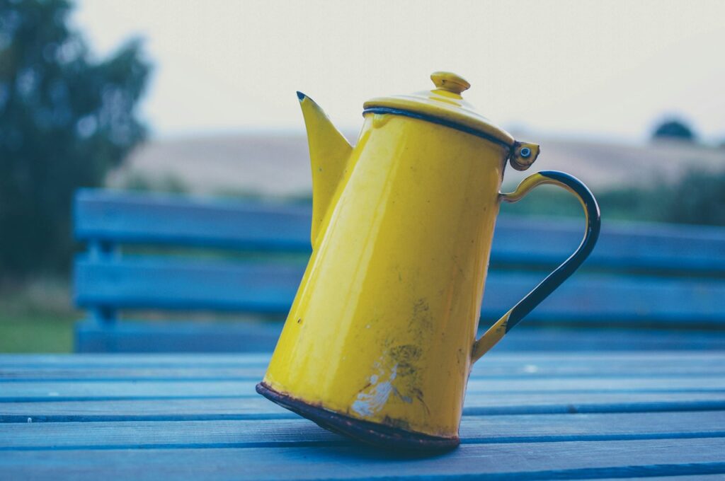 Retro emaljekaffekande i rød